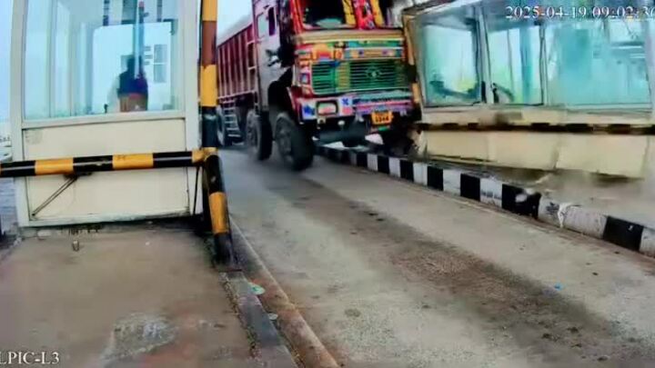 Xe tải ủn bay bốt thu phí