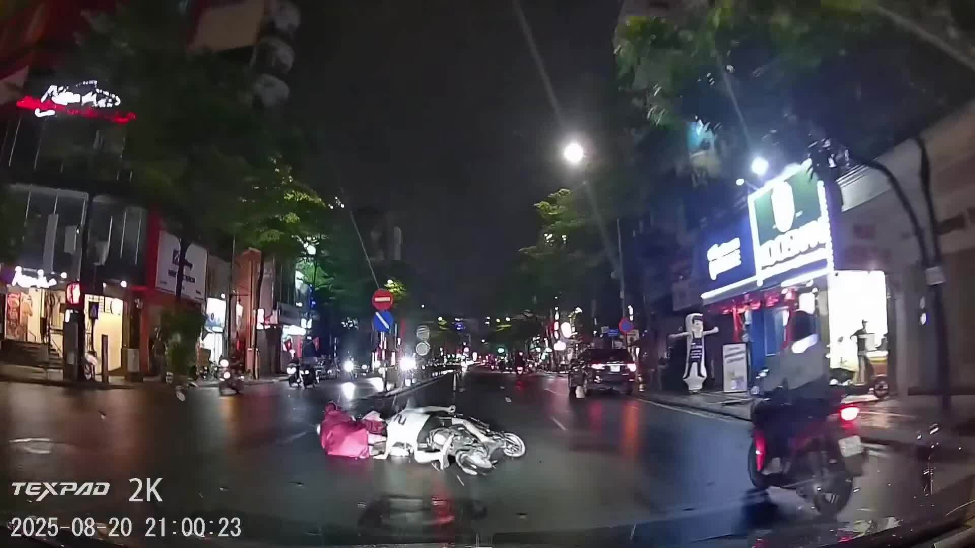 Cậu bé phóng xe điện bỏ đi sau khi gây tai nạn